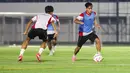 Aksi Riski Afrisal mencoba melewati rekannya dalam latihan Timnas Indonesia U-20 di Stadion Madya, Jakarta Pusat, pada Minggu (22/9/2024) malam WIB. (Bola.com/Abdul Aziz)