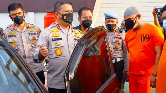 Kompol YC (masker hitam baju tahanan), perwira Polda Riau yang terekam CCTV menghisap sabu di dalam mobil.