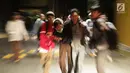 Sejumlah pelajar membantu rekan mereka yang terluka dalam demonstrasi berujung ricuh di Pejompongan, Jakarta, Rabu (25/9/2019). Sebelumnya, ribuan pelajar yang melangsungkan demonstrasi di Gedung DPR terlibat bentrok dengan polisi. (Liputan6.com/Helmi Fithriansyah)
