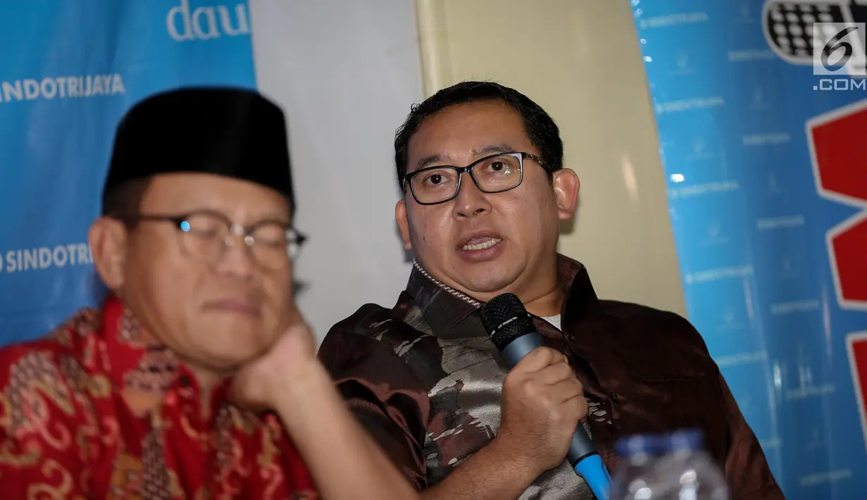 Wakil Ketua DPR Fadli Zon (kanan) memberikan paparan dalam diskusi polemik di Jakarta, Sabtu (15/7). Dalam kesempatana itu Fadli Zon menjelaskan, dalam menerbitkan Perppu harus memenuhi unsur kegentingan yang memaksa. (Liputan6.com/Faizal Fanani)