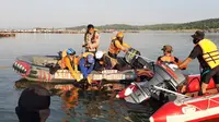 Tim gabungan melakukan penyelaman untuk mencari kakak beradik korban perahu tenggelam di Waduk Kedungombo, Boyolali. (Foto: Liputan6.com/Felek Wahyu)