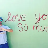 Seorang pria menirukan pose-pose cewek saat berfoto kemudian diunggah ke Instagram.