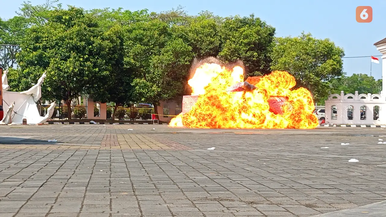 Ledakan Gedung pada Simulasi Pengamanan Kota di Polda Banten. (Selasa, 06/08/2024). (Yandhi Deslatama/Liputan6.com).