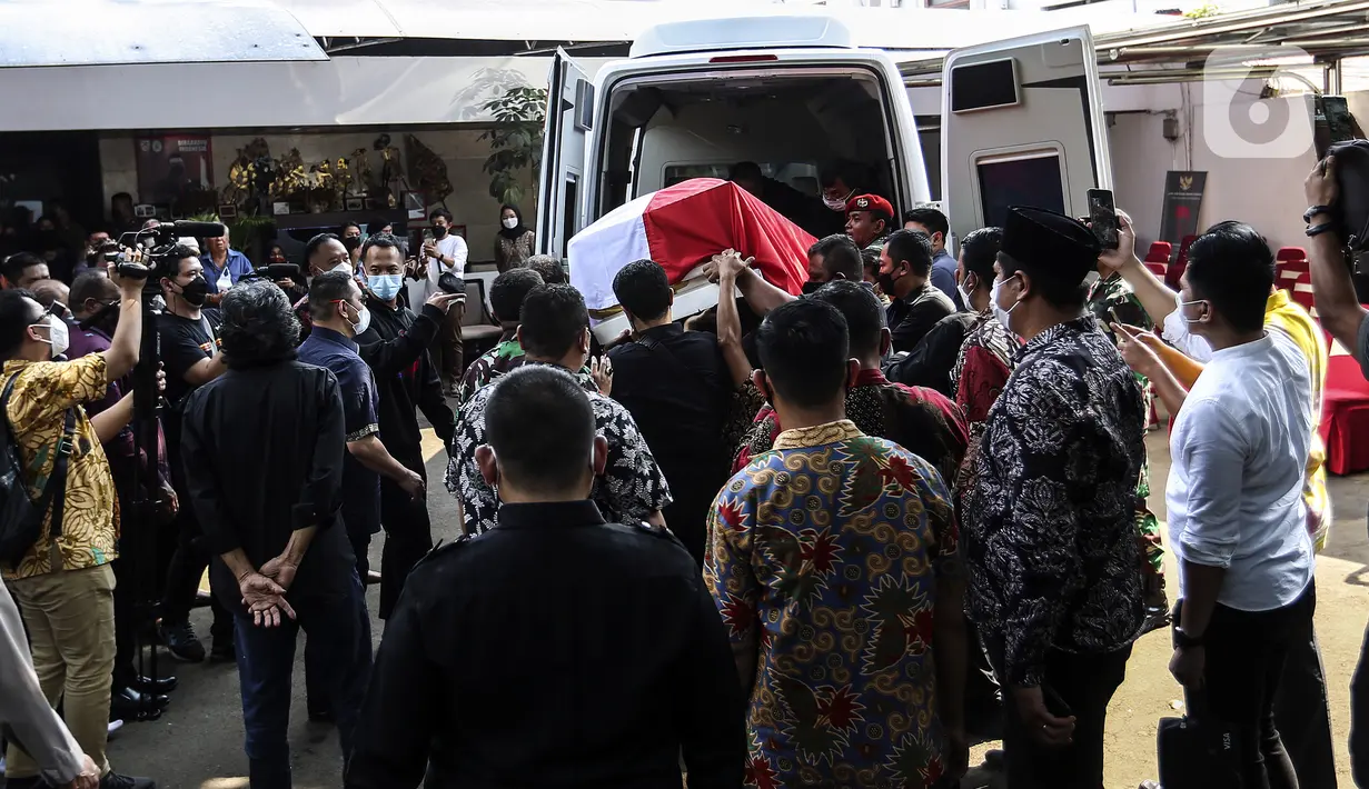 Jenazah almarhum Menpan RB Tjahjo Kumolo tiba dari Rumah Sakit Abdi Waluyo di Rumah Dinas Widya Candra, Jakarta, Jumat (1/7/2022). Tjahjo Kumolo meninggal dunia di RS Abdi Waluyo pada pukul 11.10 WIB karena sakit infeksi paru-paru yang diderita. (Liputan6.com/Johan Tallo)