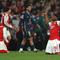 Gelandang Arsenal, Noni Madueke, merayakan keberhasilan timnya melangkah ke final Liga Champions 2025/2026 setelah menyingkirkan Atletico Madrid dengan kemenangan agregat 2-1. (Adrian Dennis / AFP)