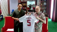 Rizky Ridho memberikan jersey bernomor punggung 5 kepada kampus. (Bola.com/Aditya Wany)