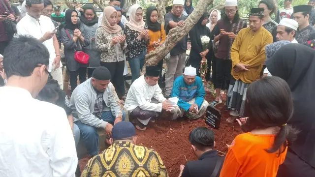 Pemakaman Akbar Alamsyah, korban demo yang berujung ricuh di DPR berlangsung hampir 1 jam.