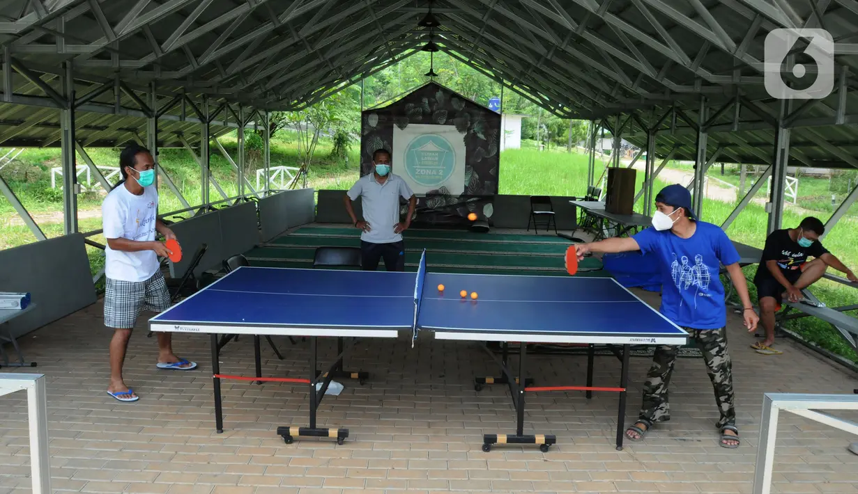 Pasien covid-19 bermain tenis meja di Rumah Lawan Covid (RLC) Tangerang Selatan, Kamis (3/2/20222). Hingga hari ini RLC merawat 238 paisen covid-19 atau mengalami lonjakan lebih dari 100% dibandingkan minggu lalu yang hanya merawat puluhan pasien covid-19. (merdeka.com/Arie Basuki)