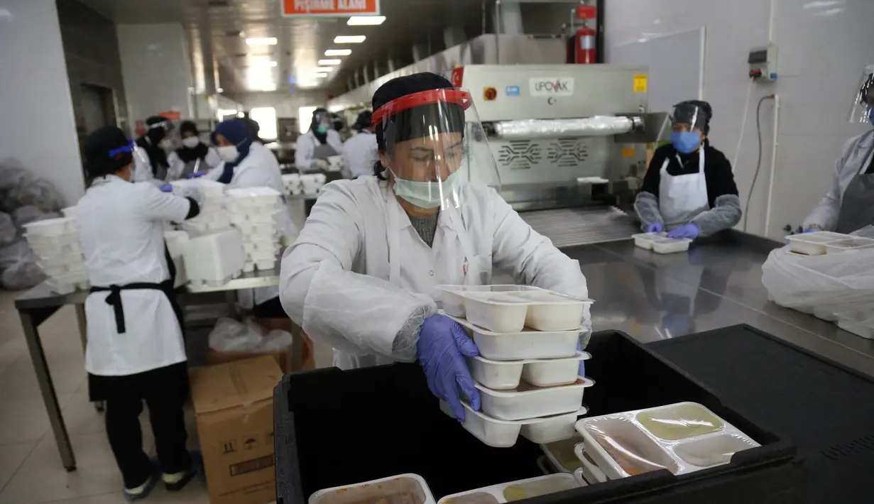 Para pekerja mengenakan masker saat menyiapkan makanan untuk para pasien COVID-19 dan orang-orang yang dikarantina di rumah di Ankara, Turki, 19 November 2020. Menurut Kementerian Kesehatan Turki, total infeksi COVID-19 di negara tersebut menjadi 430.170. (Xinhua/Mustafa Kaya)