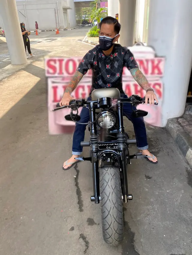 6 Editan Foto Chef Juna saat Naik Motor Gede Ini Bikin Ngakak