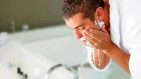 Mengapa para pria jarang menggunakan sabun cuci muka untuk wajah mereka? Berikut alasannya.