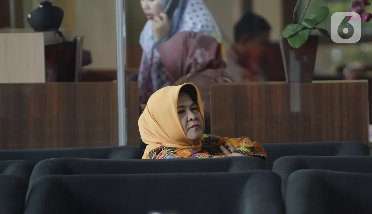 Mantan Bupati Bogor Nurhayanti menunggu panggilan akan menjalani pemeriksaan oleh penyidik di Gedung KPK, Jakarta, Senin (2/3/2020). Nurhayanti diperiksa sebagai saksi untuk tersangka mantan Bupati Bogor Rachmat Yasin terkait pemotongan uang dan gratifikasi  tahun 2013 dan 2014. (merdeka.com/Dwi Nar