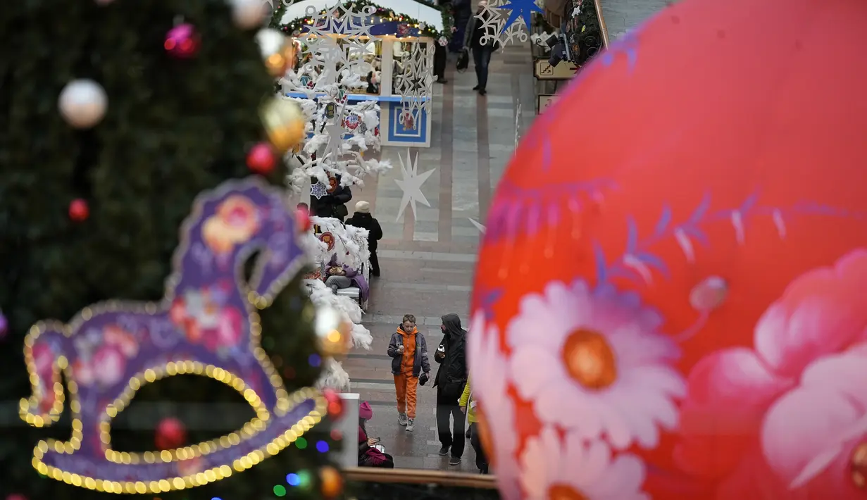 Pengunjung berjalan di dalam department store GUM, yang didekorasi untuk perayaan Natal dan Tahun Baru di Moskow, Rusia, Selasa, 21 November 2023. (AP Photo/Alexander Zemlianichenko)