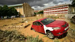 Sebuah mobil terendam air setelah banjir bandang menerjang Tafalla, Spanyol, Selasa (9/7/2019). Pemerintah setempat mengatakan kota yang berpenduduk 10.000 jiwa tersebut telah terputus akses listrinya. (AP Photo/Alvaro Barrientos)
