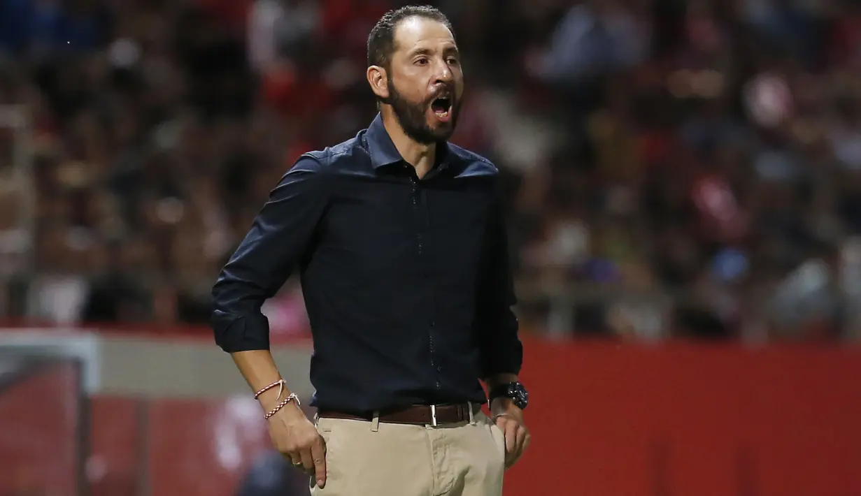 Gaya pelatih Girona, Pablo Machin berteriak memberikan instruksi saat timnya melawan Atletico Madrid pada La Liga Spanyol di Montilivi stadium, Girona (19/8/2017). Atletico bermain imbang 2-2. (AFP/Pau Barrena)