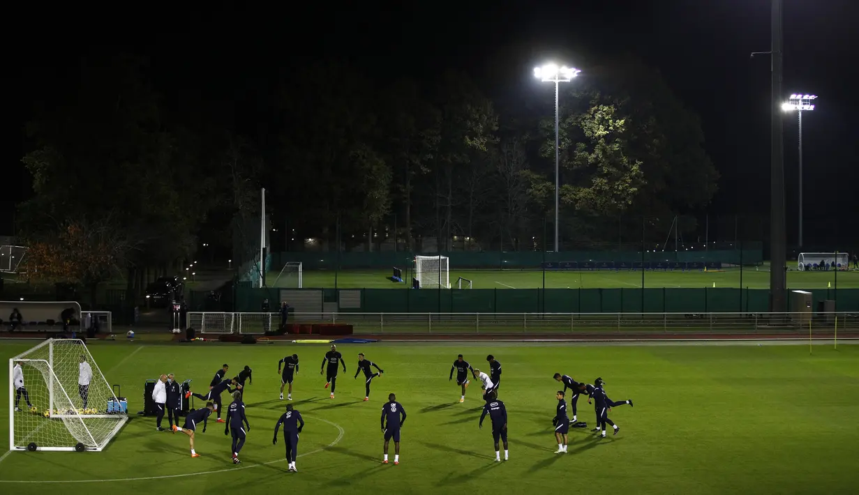 Para pemain timnas Prancis mengikuti sesi latihan di Clairefontaine-en-Yvelines, barat daya Paris, Selasa (10/11/2020). Prancis akan beruji coba melawan Finlandia di Stade de France pada Kamis (12/11/2020) dini hari WIB dalam pertandingan persahabatan internasional. (Yoan VALAT/POOL/AFP)