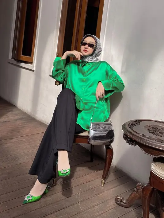 Beri kesan fresh pada tampilan, sontek padu padan celana hitam dengan kemeja vibrant ala Dian Pelangi. [Foto: IG/dian pelangi].