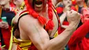 Seorang suporter Belgia menggunakan kostum seperti pasukan viking berteriak mendukung tim kesayangannya melawan Italia di pertandingan Grup E Piala Eropa di Stade de Lyon, (14/6). (REUTERS/Kai Pfaffenbach)