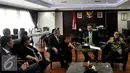 Ketua MPR Zulkifli Hasan (kanan) berbincang dengan Senator Australia Barat Chris Back (kiri) di Kompleks Parlemen, Jakarta, Senin (28/9/2015). Pertemuan untuk menjalin kerjasama antar parlemen kedua negara. (Liputan6.com/Johan Tallo)