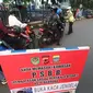 Sejumlah aparat kepolisian memeriksa pengendara yang melintas di Kota Bandung, saat diberlakukannya Pembatasa Sosial Berskala Besar (PSBB), Rabu (22/4/2020). (Humas Kota Bandung)