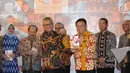 Ketua Bawaslu, Abhan (kanan depan) menyerahkan buku perjalanan Bawaslu kepada Ketua KPU RI, Arief Budiman pada perayaan HUT 1 Dasawarsa Bawaslu di Jakarta, Senin (9/4). (Liputan6.com/Helmi Fithriansyah)