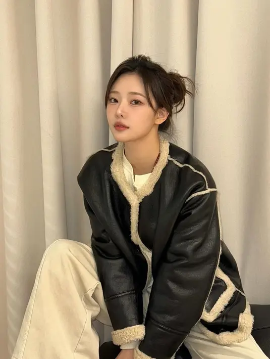 Dalam episode perdana Single's Inferno, Lee Sian mendapat julukan "sweetheart in pink dress" berkat penampilannya yang memukau. Selain visualnya yang menawan, kepribadiannya yang ceria berhasil mencuri hati sesama peserta maupun pemirsa. (Liputan6.com/IG/@youseeany)