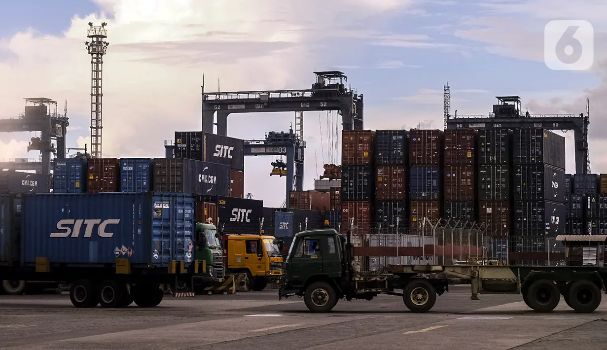 Suasana aktivitas bongkar muat peti kemas di Pelabuhan Tanjung Priok, Jakarta Utara, Rabu (16/6/2021). Badan Pusat Statistik (BPS) mencatat neraca perdagangan Indonesia pada bulan Mei 2021 kembali surplus sebesar USD 2,36 miliar dan menjadi tertinggi sepanjang tahun 2021. (Liputan6.com/Johan Tallo)