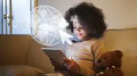 ilustrasi anak bermain gadget/copyright freepik.com/rawpixel.com