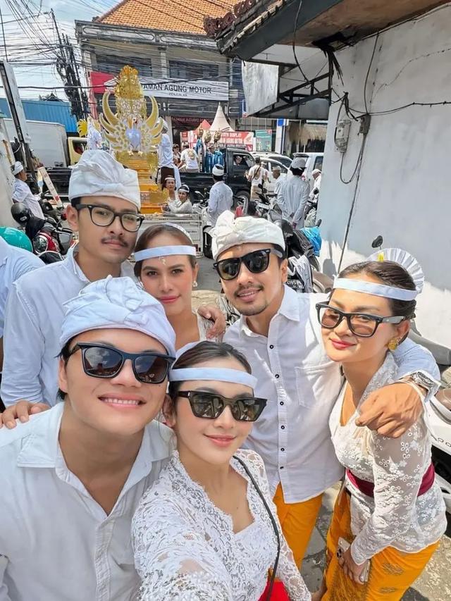 7 Potret Rizky Febian dan Mahalini Raharja Ikuti Upacara Memukur di Bali, Tampil Serasi