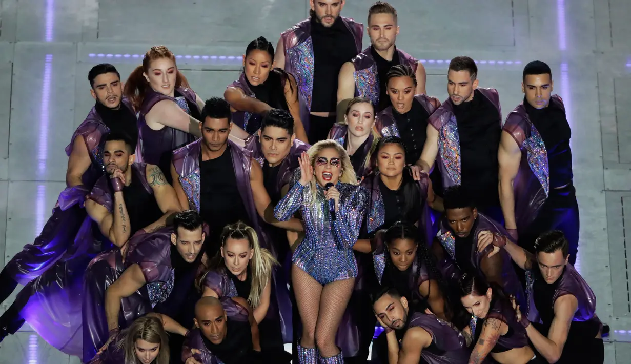Penyanyi Lady Gaga bersama para dancer saat menghibur penonton disela pertandingan NFL Super Bowl 51 football game antara tim Atlanta Falcons melawan New England Patriots, di Houston, AS, (5/2). (AP Photo/Charlie Riedel)