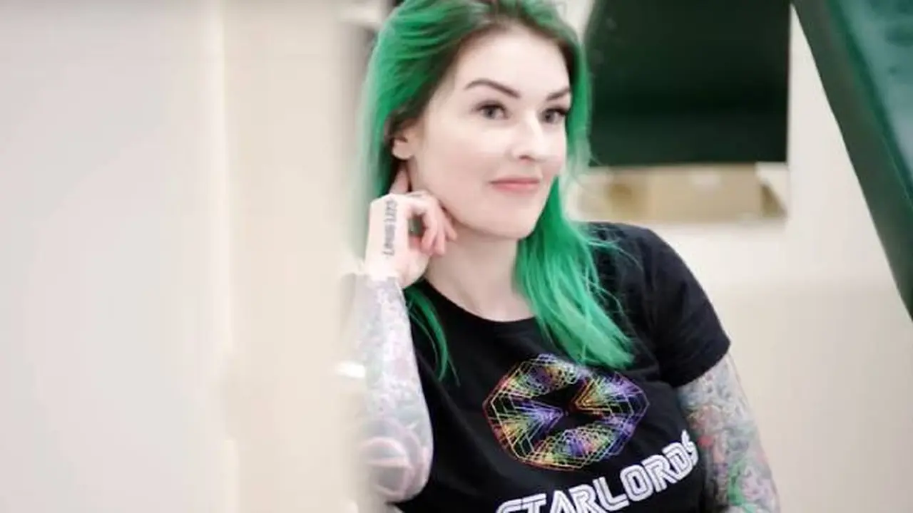 Wanita Cantik Ini Tanam Chip di Tangan