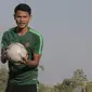 Pemain Timnas Indonesia U-22, Dimas Drajad, memegang bola saat latihan di Lapangan AUPP, Phnom Penh, Selasa (19/2). Latihan ini persiapan jelang laga Piala AFF U-22 melawan Malaysia. (Bola.com/Zulfirdaus Harahap)