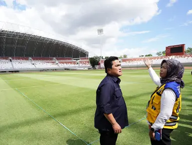 Ketua Umum PSSI Erick Thohir (kiri) berbincang dengan Direktur Prasarana Strategis Ditjen Cipta Karya Kementerian PUPR Essy Asiah saat meninjau stadion Gelora Sriwijaya Jakabaring (GSJ) yang diperuntukkan untuk arena Piala Dunia U-20 2023 di Jakabaring Sport City (JSC), Palembang, Sumatera Selatan, Sabtu (11/3/2023). (Dok. LOC)