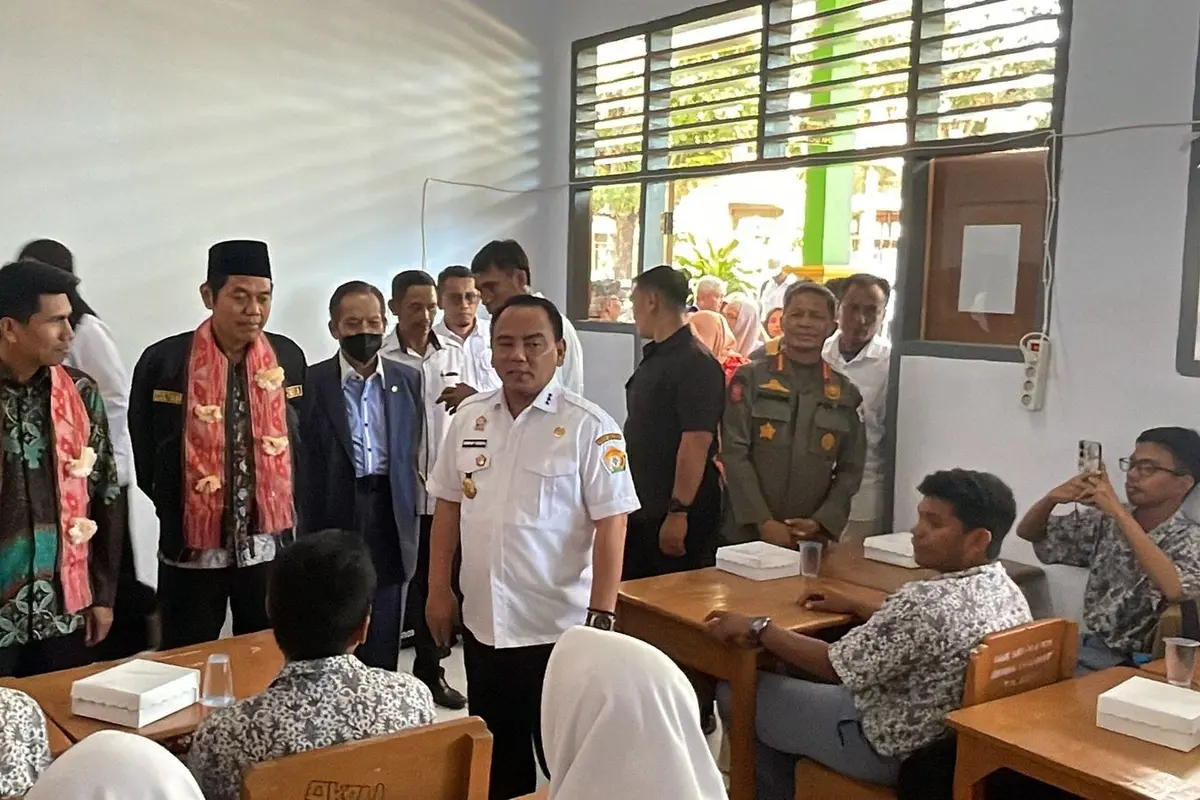 Wakil Ketua Fraksi Gerindra Komisi I DPR RI Bahtra Banong dan Pj Gubernur Sultra Andap Budhi Revianto saat meninjau program makan siang bergizi gratis, Rabu (6/11/2024).
