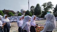 Siswa SMKN 3 Sukabumi jalankan program donasi seribu sehari. (Liputan6.com/Fira Syahrin)