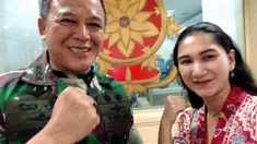 Reporter Liputan6.com Ratu A. Suryasumirat berkesempatan ngevlog bareng Panglima Kostrad, Letnan Jenderal TNI Besar Harto Karyawan. Ia menyampaikan kepada masyarakat tentang nilai delapan cakra yang dianut oleh tentara. Hal ini agar masyarakat bisa m...