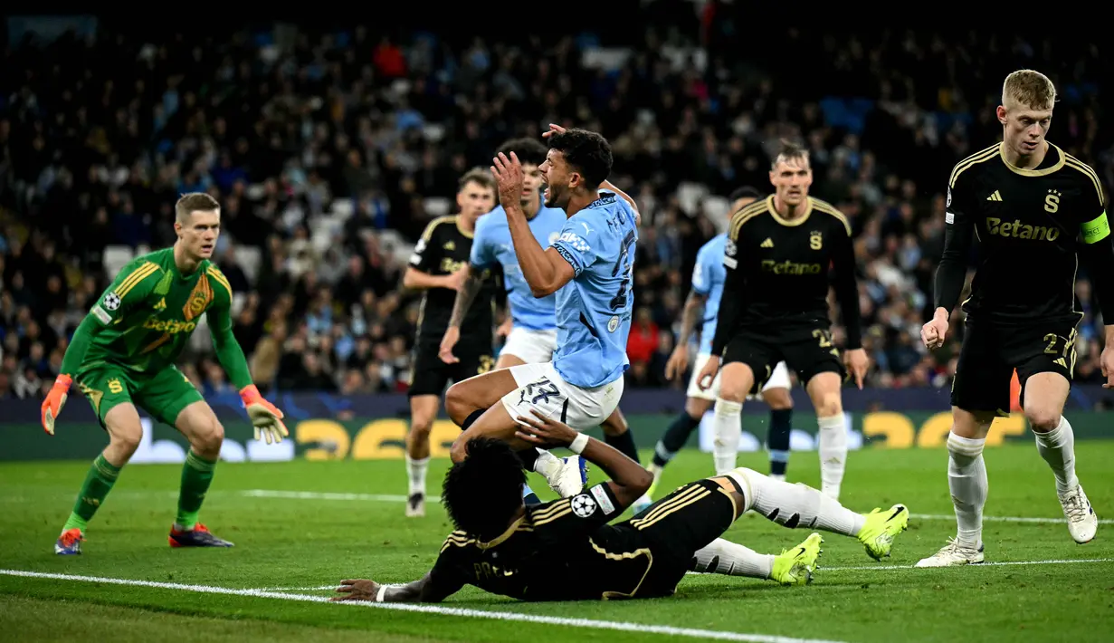 Hingga akhir babak pertama, keunggulan 1-0 untuk Manchester City tidak berubah. (Oli SCARFF/AFP)