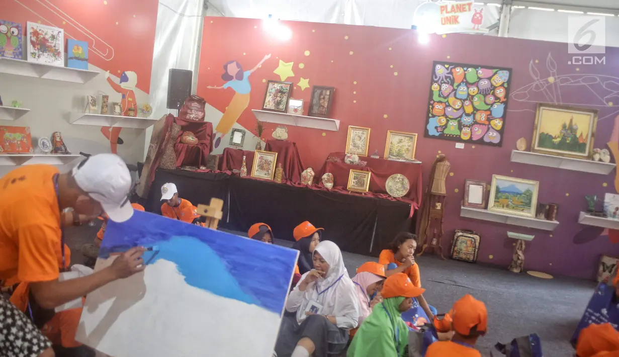 Anak-anak berprestasi melukis dalam kegiatan Gebyar Prestasi Keluarga Sejahtera di Buperta Cibubur, Jakarta, Minggu (12/8). (Liputan6.com/Faizal Fanani)