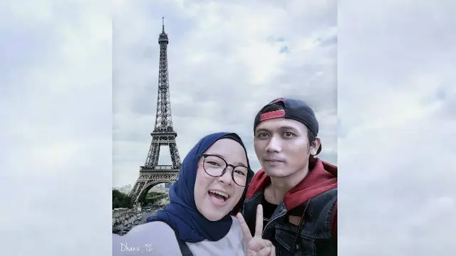 Seorang warganet menggunakan kemampuan edit foto untuk mewujudkan imajinasinya berfoto dengan artis idola.