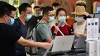 Para turis berbelanja di pusat perbelanjaan bebas pajak (duty free) di Kota Sanya, Provinsi Hainan, China selatan, pada 5 Oktober 2020. Hainan mencatatkan lonjakan penjualan produk bebas pajak selama liburan Hari Nasional dan Festival Pertengahan Musim Gugur. (Xinhua/Guo Cheng)