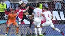 Penjaga gawang Spanyol Unai Simon (kiri) menyaksikan pemain Kroasia Mario Pasalic (tengah) mencetak gol pada pertandingan babak 16 besar Euro 2020 di Stadion Parken, Kopenhagen, Denmark, Senin (28/6/2021). Spanyol mengalahkan Kroasia 5-3. (AP Photo/Martin Meissner, Pool)