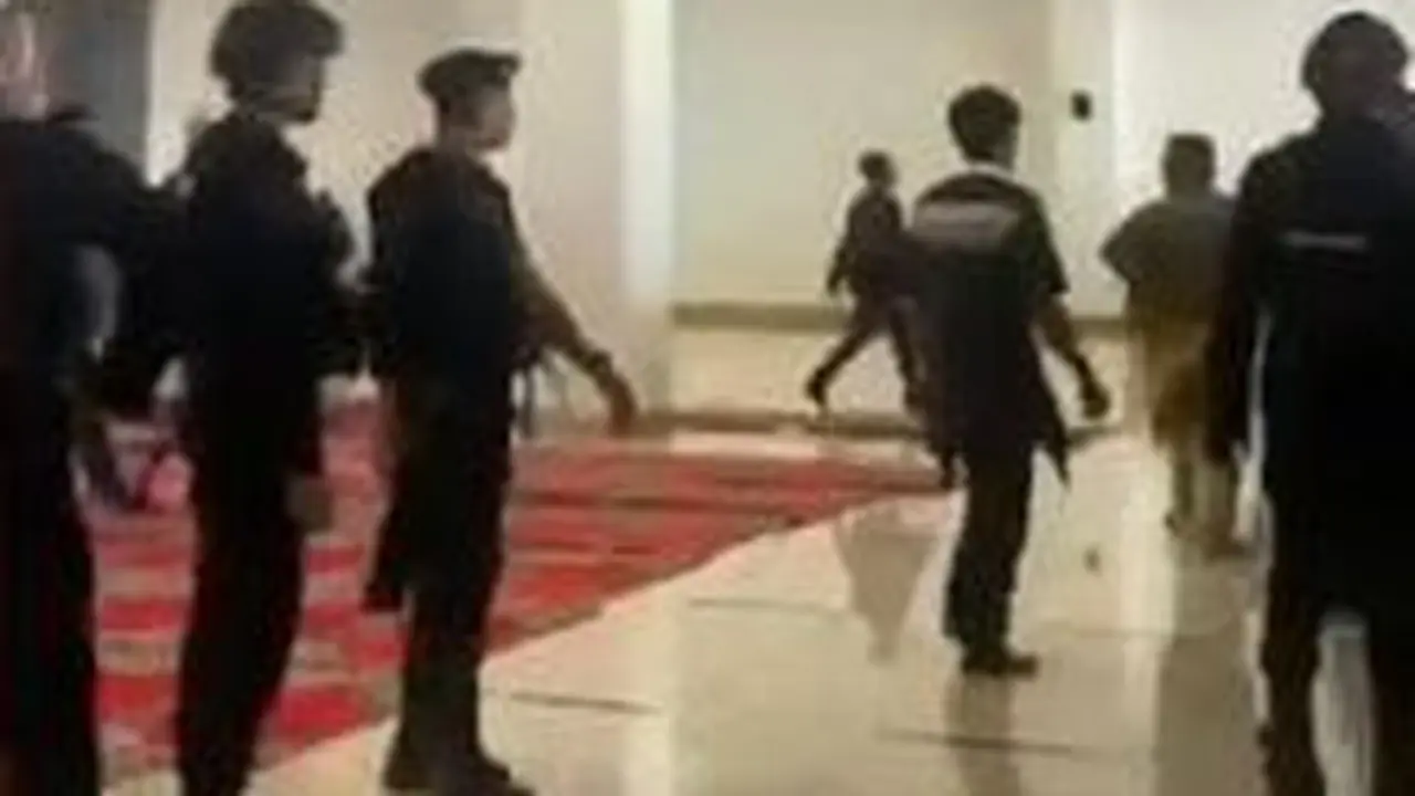 Viral di media sosial memperlihatkan sejumlah anggota Brimob Polri mengenakan sepatu di sebuah ruangan yang disebut sebagai Masjid Raya Sumbar.