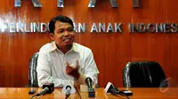Komisioner Perlindungan Anak KPAI, Susanto, memberikan keterangan pers terkait kondisi bocah D yang ditelantarkan orangtuanya, Jakarta, Jumat (15/5/2015). (Liputan6.com/Yoppy Renato)