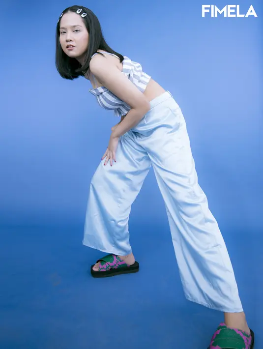 Untuk padu padan busana berwarna terang, kamu cukup menambahkan aksesori yang sederhana, seperti jepit rambut dan sandal yang sesuai. Foto: Document/FIMELA.