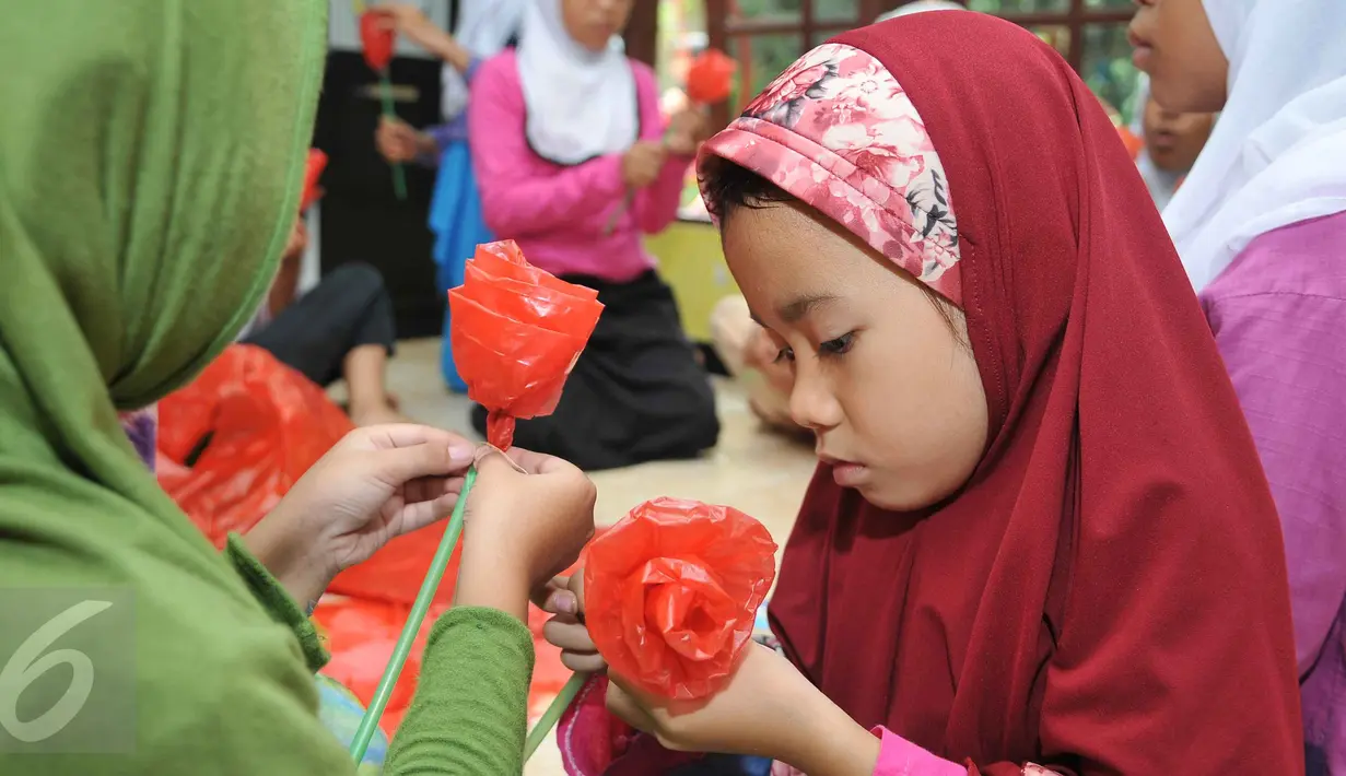Sejumlah anak membuat kerajinan tangan di Rumah Amelia, Ciledug, Tangerang, Minggu (11/10/2015). Selain menari, di sini anak-anak juga mendapat pengajaran membuat prakarya. (Liputan6.com/Gempur M Surya)