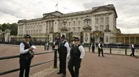 Suasana di luar Istana Buckingham setelah insiden pria ancam membunuh Raja Charles III. (dok. LOUISA GOULIAMAKI / AFP)