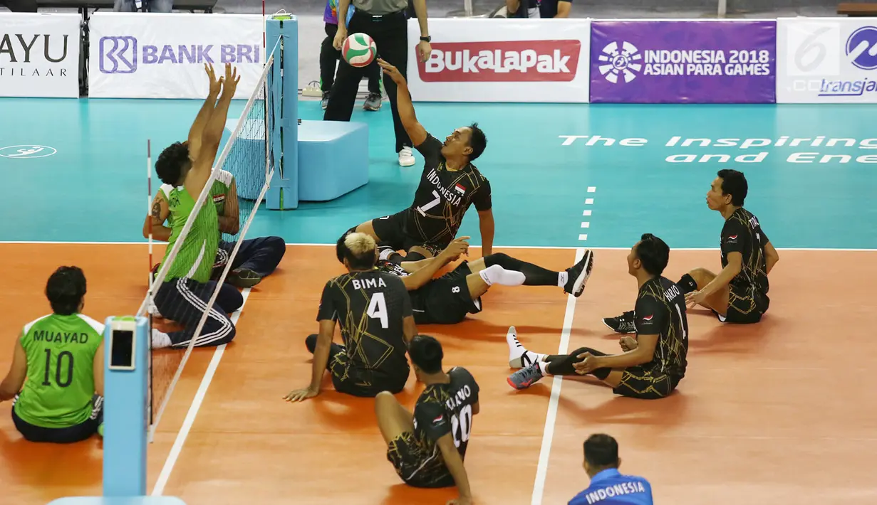 Tim voli duduk putra Indonesia melakukan smash saat menghadapi Iraq pada pertandingan Asian Para Games di GBK, Jakarta, Senin (8/10). Indonesia kalah tiga set langsung dari Iraq. (Merdeka.com/Imam Buhori)