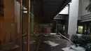 Sisa reruntuhan tercecer di samping gedung blok G Balai Kota Jakarta, (28/8/2014). (Liputan6.com/Johan Tallo)