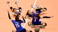 Pemain voli putri Thailand menjatuhkan diri saat berusaha mengembalikan bola pukulan pemain Korea Selatan dalam final kualifikasi Olimpiade Rio 2016 di Tokyo, Jepang, Sabtu (21/5/2016). (AFP/Toru Yamanaka)