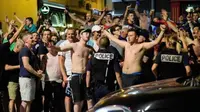 Suporter Inggris di Marseille saat terlibat kerusuhan dengan penduduk lokal di Prancis, Kamis (9/6/2016) malam waktu setempat. (Mirror).